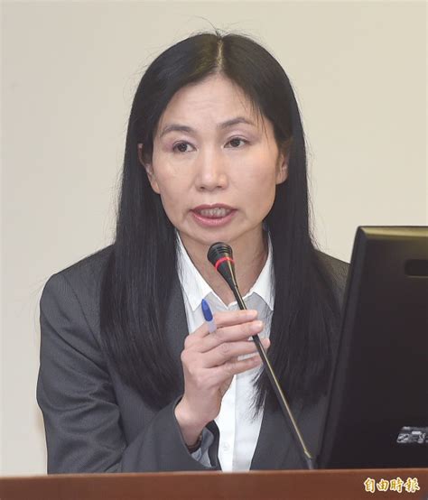 全改變她接下來的方向。 「我是個樂觀的人，怎樣的不愉快，一覺醒來就拋諸腦後。 」吳秀梅說，剛 食藥署署長吳秀梅是運動健將，但她坦承接任署長後無暇運動，肌肉變得軟趴趴。 記者徐兆玄╱攝影. Line傳食用油殘留己烷恐傷身 食藥署抽驗20件全合格 - 生活 - 自由時報電子報