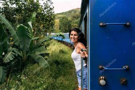Hermosa chica viajando en tren entre montañas La chica viaja en tren a lugares hermosos Viajar