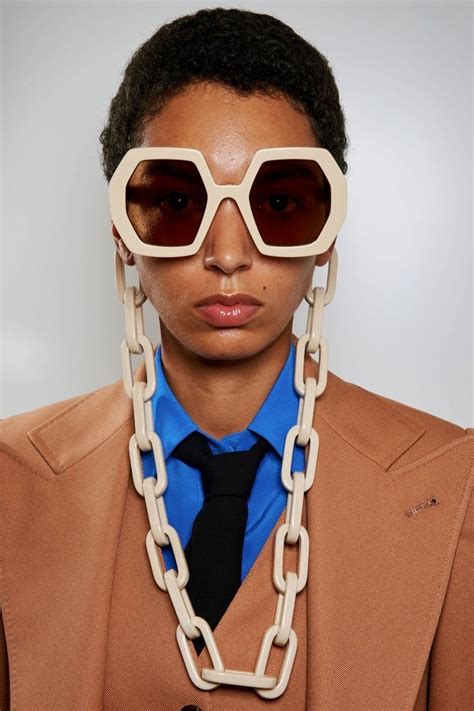 Wird Guccis Sonnenbrillenkette Das Beliebteste Accessoire Für Sommer 2020 Modestil Gucci