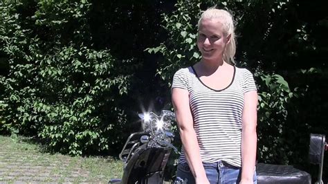 Hilfloser Teenie Steigt In Van Ein Telegraph
