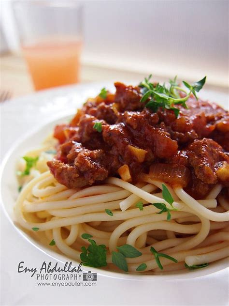 Di panci lainnya, masak spaghetti dengan air mendidih, seusai dengan cara memasak yang tertera pada kemasan. Cara buat kuah spaghetti, Resepi Spaghetti Bolognese ...