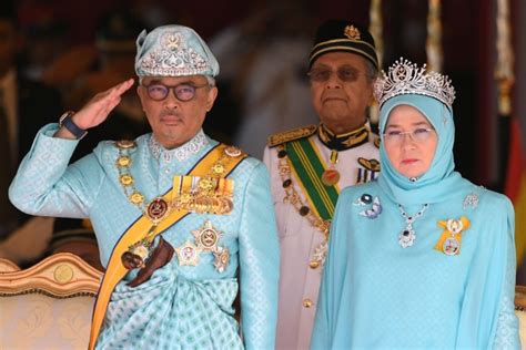 14 yaşında hükümdâr olup 14 sene padişahlık etmiş bulunan i. Malaysia crowns Sultan Abdullah as 16th king; fun facts on ...