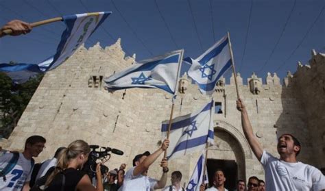תעבור גם דרך הרובע המוסלמי בעיר העתיקה. לאחר סערת בג"ץ: אלפים השתתפו במצעד הדגלים בירושלים | מעריב