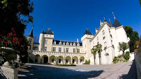 Le château de la rivière offre un ensemble début xviie siècle très élégant et peu modifié depuis quatre siècles. Chateau de La Riviere owner keen to 'move forward ...