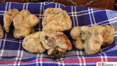 Come pulire un tartufo prima di mangiarlo. Tagliolini al tartufo | Ricetta.it