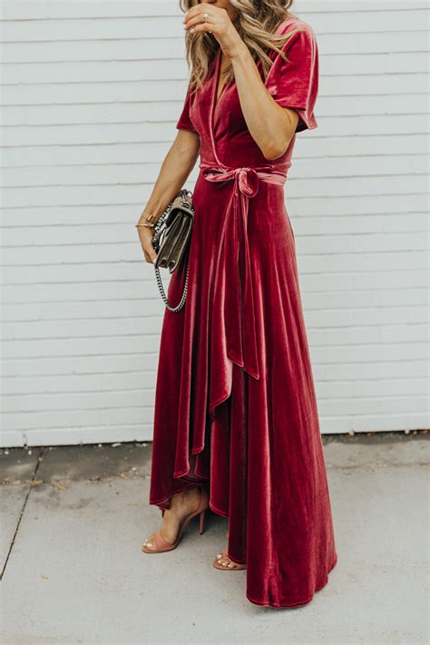 This plus size wedding visitor outfits offer the ideal harmony between immortal style and new season fabulousness. What to Wear to a Fall Wedding | Cella Jane