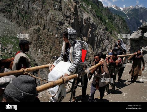 Baltal Indian Administered Kashmir 28th June 2013 A Hindu Pilgrims Are Carried By Palanquin