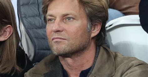 Il présente depuis 2007 les journaux de 13h et de 20h du. Laurent Delahousse assiste au match de Champions League ...