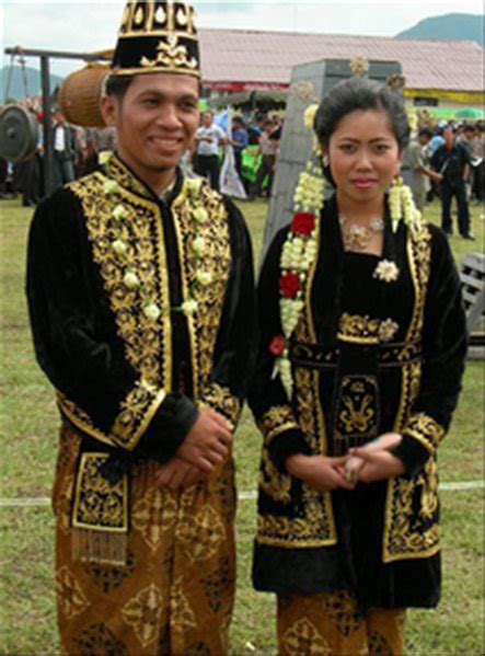 Pakaian adat juga mencerminkan adat yang dianut oleh kelompok tertentu. Pakaian Adat Suku Sunda Jawa Barat - Baju Adat Tradisional