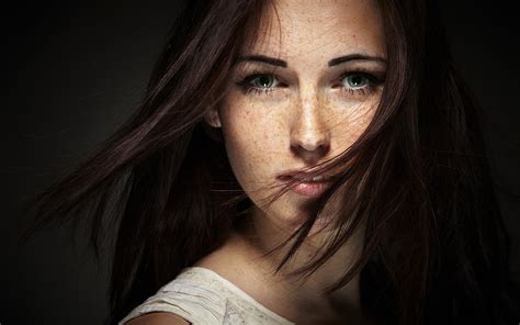 Beauty Girl Freckles Green Eyes Portrait Photo Wallpaper 1920x1200