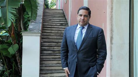 El grupo prisa ha anunciado este jueves la venta del 30,22% de media capital a pluris investments, sociedad del empresario portugués mario ferreira. Mário Ferreira compra 30,22% da Media Capital à Prisa por ...
