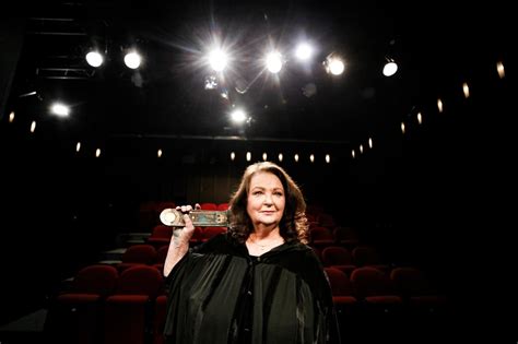 Anna dymna to kobieta o wielkim sercu. Anna Dymna laureatką Nagrody im. Kazimierza Kutza za ...