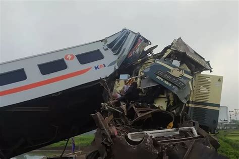 Breaking News Kecelakaan Hebat Tabrakan Mengerikan Commuter Line Bandung Raya Dan Ka Turangga