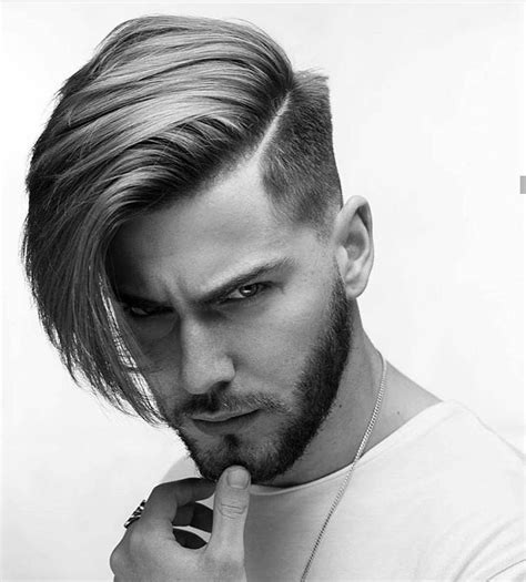 Daha erkeksi bir hava vermek isteyen uzun saçlı erkeklerin deneyebileceği uzun saç modelleri listesindedir. Erkek Trend Saç Modelleri 2019 - Güzel Sözler ve Bilgi Kütüphanesi