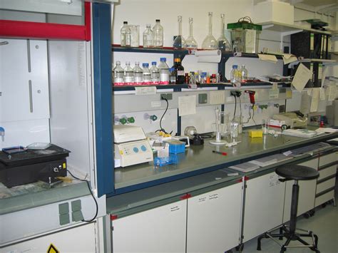 File:Lab bench.jpg - Wikimedia Commons