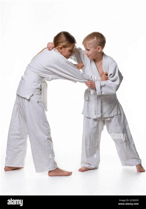 In Einer Judo Lektion Kämpfen Und Gefangen Nehmen Ein Junge Und Ein Mädchen Stockfotografie Alamy