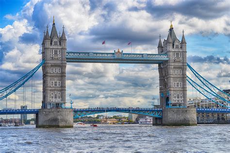 Infobox bridge bridge name= tower bridge caption= tower bridge from the north bank at dusk official name= also known as= carries= a100 tower bridge road motor vehicles, pedestrians. 타워 브리지 Tower Bridge 런던 여행의 추천 장소