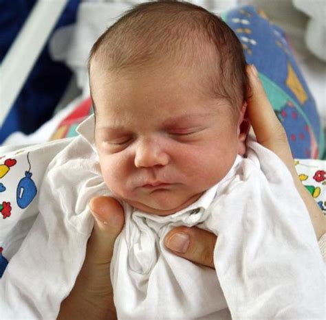 Cómo Vestir A Un Bebé Recién Nacido 6 Pasos