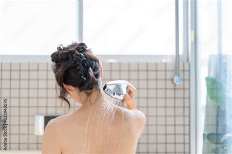 お風呂でシャワーを浴びる若い女性 Stock 写真 Adobe Stock