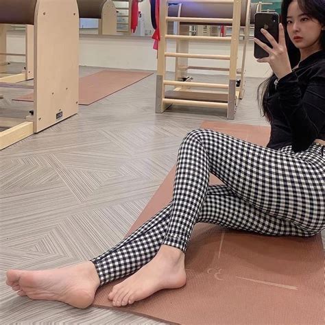Korean Feet On Instagram “jenak 밑창 피트 발가락 아시아사람 한국어 아치 샌들 발 소녀 발모델 맨발