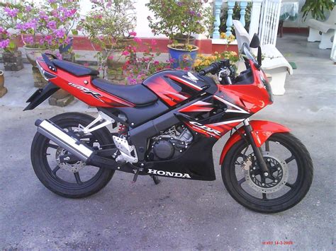 This one is the younger and more docile sibling of the popular cbr 250r. Tuan Otomotif: Hadirnya CB 150 Baru Harga CBR 150 Lama ...