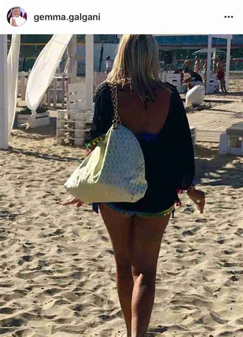 Amici di maria de filippi. Uomini e Donne, Gemma mostra il fisico in spiaggia: gambe ...