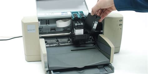 Karena harga tinta printer yang semakin mahal, yuk kita simak artikel berikut ini agar tahu cara menghemat penggunaan tinta printer. Cara Umum Mengganti Tinta Printer Merk HP (Hewlett-Packard) - Grafitama Imaging