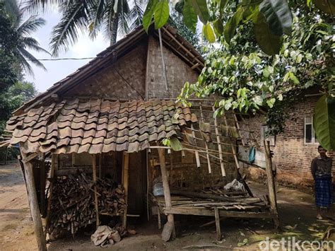 Tuba tinggal di sebelah utara pulau sumatera seorang diri. Terkeren 29+ Gambar Rumah Orang Miskin - Gani Gambar
