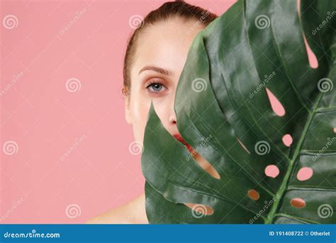 blonde halve naakte vrouw 20 s perfecte huidgenade maakt blauwe ogen los van de pastelroze