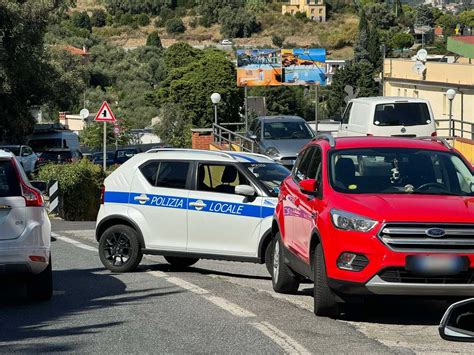 Diano Marina Frontale Sul Capo Berta Fra Un Furgone E Un Auto