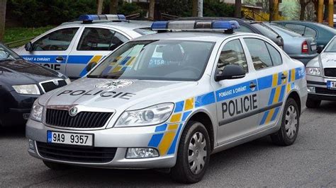 Policejní auto skončilo v Šumperku ve zdi policejní budovy ...