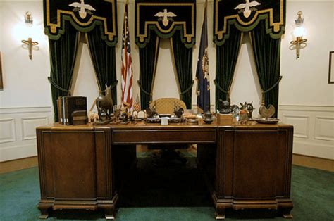 We offer presidential and white house office accessories from pens, portfolios, customized paperweights, air force one models to décor that includes. Classic with a Twist: The Oval Office : From Year to Year