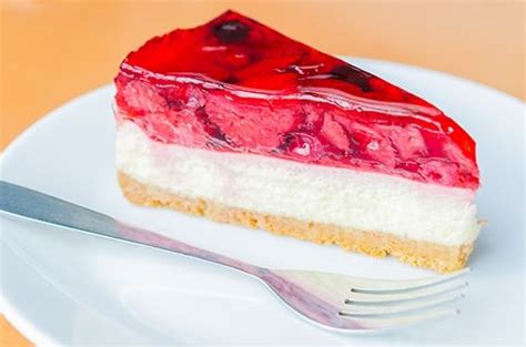 Sin embargo, si se les unió, sería mucho mejor. Tarta de Queso con Gelatina de Fresa Te enseñamos a ...