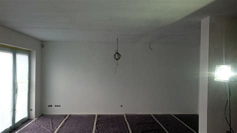 Wir können sagen, dass alles bereit ist, die grundierung aufzutragen. Malerarbeiten: Malervlies kleben und streichen in ...