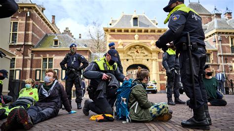Protest Tegen Klimaatverandering In Den Haag Tientallen Aanhoudingen Nos