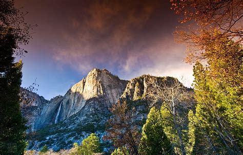 브라운과 블루 마운틴 요세미티 국립 공원 폭포 산 숲 캘리포니아 일몰 절벽 자연 풍경 Hd 배경 화면