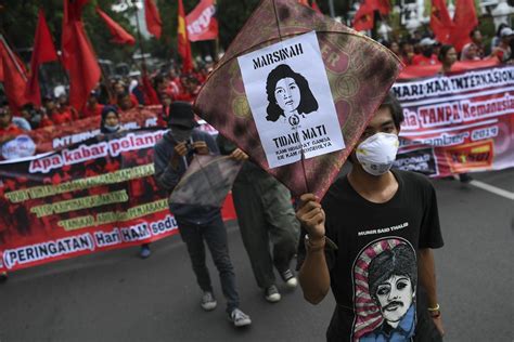 Penghargaan kepada kepri sebagai provinsi pembina kabupaten/kota peduli ham. Foto: Ada Munir, Wiji Thukul, hingga Marsinah di Hari HAM ...