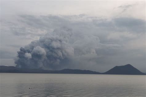 On january 22, ash plumes again emanated from taal—but, this time since its initial eruption, taal remains on a level 4 alert, with a hazardous eruption still possible. Taal emits steam, stays under Alert Level 2 | Sagisag