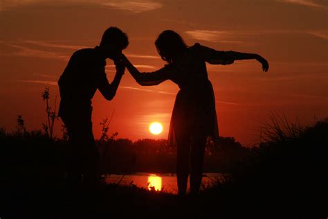 Sunset Pic Romantic Couple 3888x2592 Download Hd Wallpaper Wallpapertip