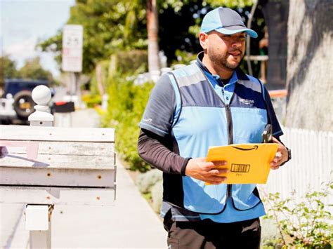 Attention job-seekers: Amazon is hiring 33,000 new employees and