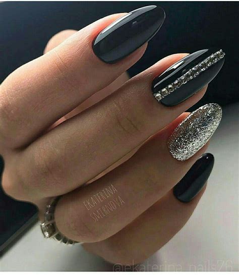 Uñas negras y acento uña con brillos nails en 2018 pinterest. Pin en Uñas