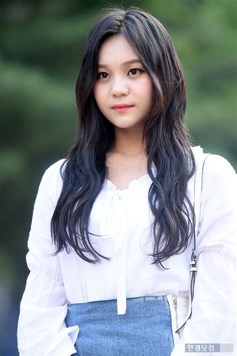 Guzza (lumpens) assistant director : 포토 여자친구 엄지, '깜찍한 인형 미모' | 연예 | 한경닷컴