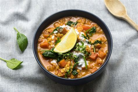 Dahl de lentilles corail aux pousses dépinards et lait de coco