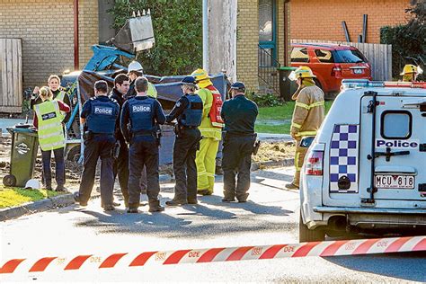 Для просмотра онлайн кликните на видео ⤵. Man dies in earthmover accident - Bayside NewsBayside News