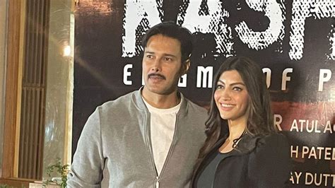 Akanksha Puri romances Rajniesh Duggal for the upcoming web series