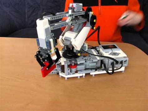 L'ev3 mindstroms de lego est un jeu de construction robotique programmable qui vous permet de construire et de programmer vos propres robots. Lego Mindstorms EV3 - Roboterarm - YouTube
