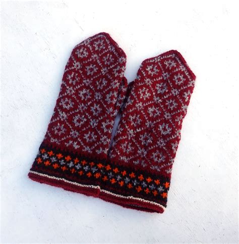 Free knitting pattern to make traditional mittens with two knitting needles and instructions for sizes from basic two needle mitten pattern. Hand knitted mittens, knitted latvian mittens, knit ...