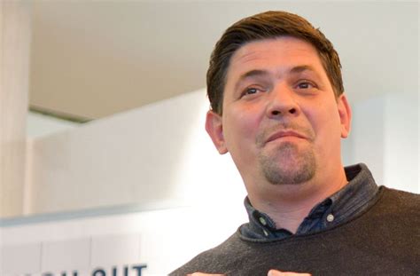 Dabei wollte der hamburger eigentlich in die heute soll der selbsternannte küchenbulle ein vermögen von mehreren millionen euro besitzen. Tim Mälzer: Koch verletzt sich bei Dreharbeiten für TV ...