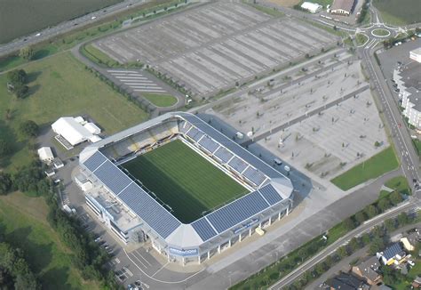 Die unbekannten haben ein video von der aktion gedreht und es bei youtube. File:Benteler-Arena Paderborn von oben 2015.jpg ...