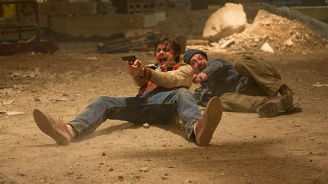 Free fire is undeniably chaotic, bloated with violence, and entirely irreverent. Critique : Free Fire, un film de Ben Wheatley - critikat.com